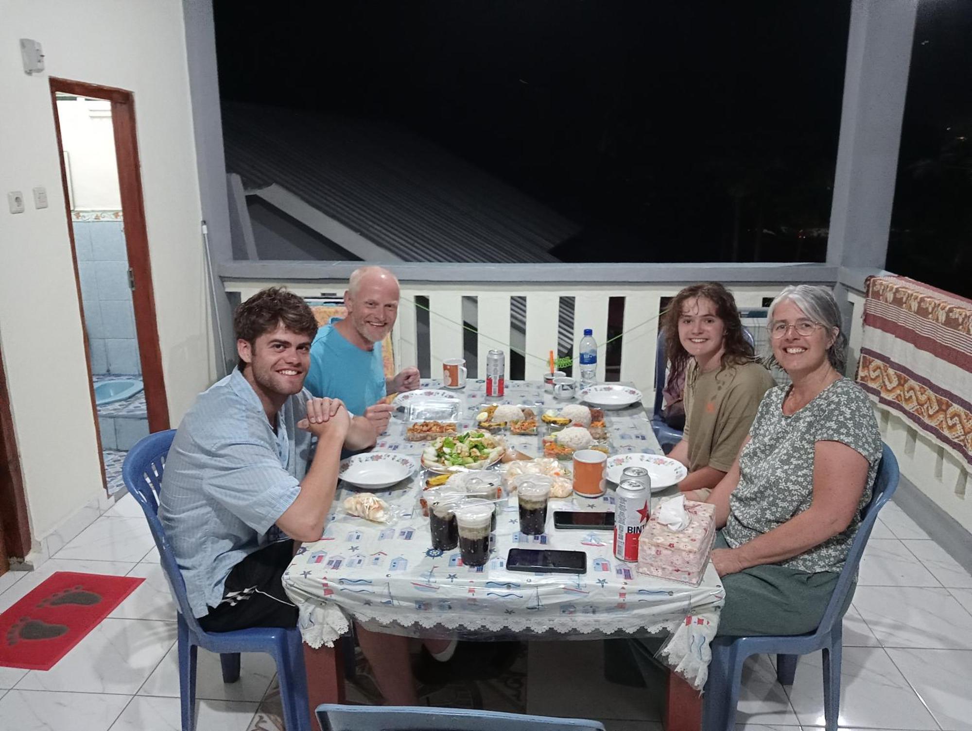Yusilver Guest House Labuan Bajo Kültér fotó